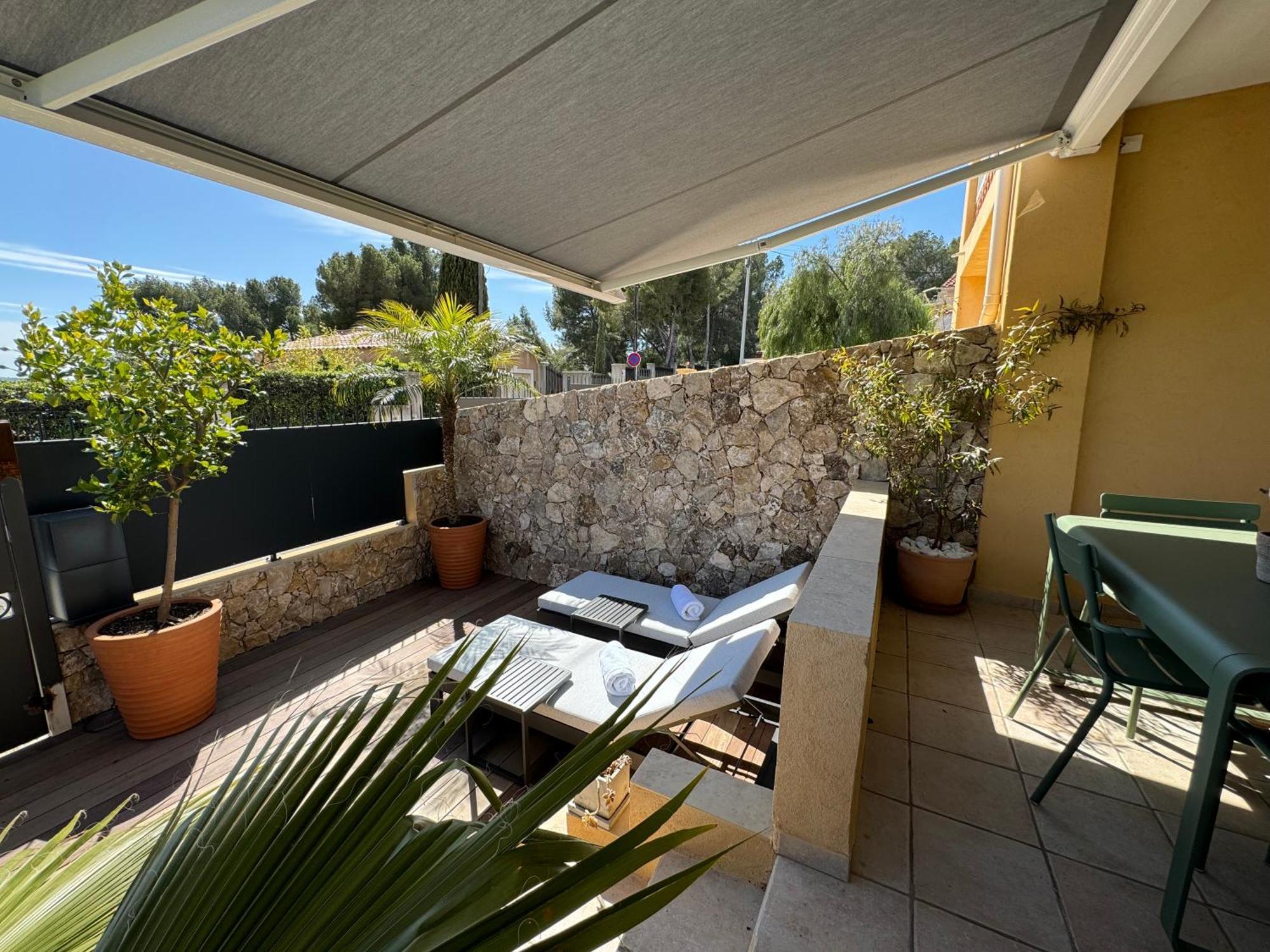 T2 vue mer avec jardinet / plage et port à pied Sanary-sur-Mer Exterior foto